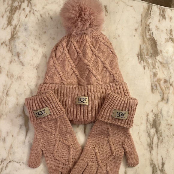 UGG PINK BEANIE GLOVE SET NWT - Picture 2 of 10